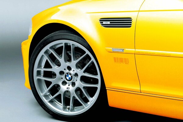 Primo piano della ruota anteriore di giallo BMW