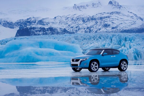 Volkswagen en el hielo en medio de montañas cubiertas de nieve