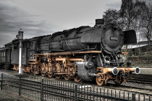 Locomotive rétro rétro sur le chemin de fer