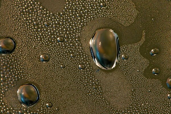 Grandes gotas de agua en el metal