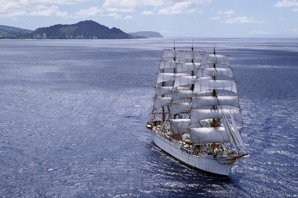 Ein Schiff mit Segeln, das auf dem Meer schwimmt