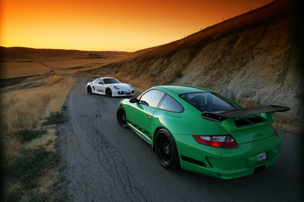 Sportwagen Porsche gt-3 im Hintergrund des Sonnenuntergangs