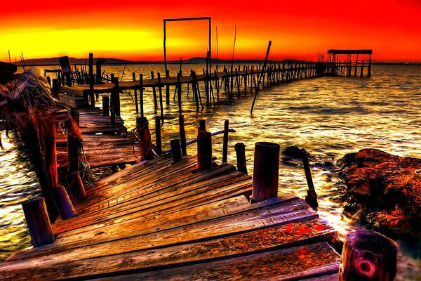 Muelle marino abandonado al atardecer