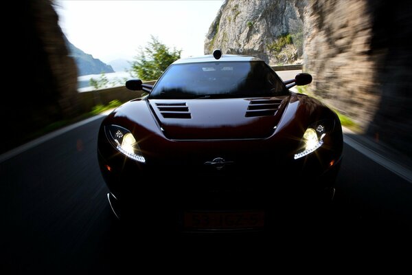 El coche entra en el túnel con los faros encendidos