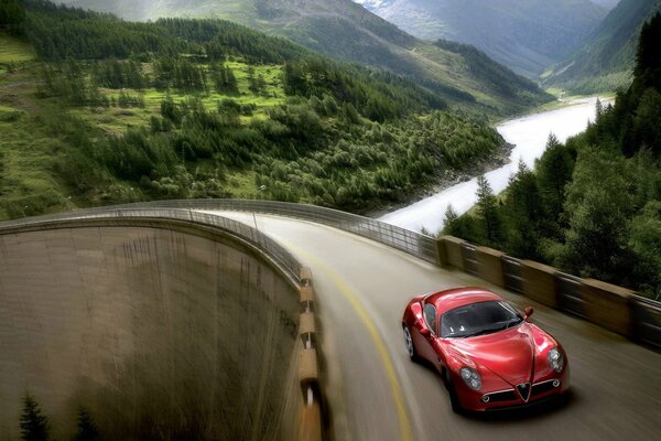 Alfa Romeo rojo en platino a lo largo del río