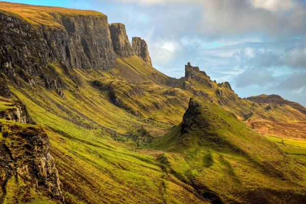 Paisaje grandes montañas y cielo azul