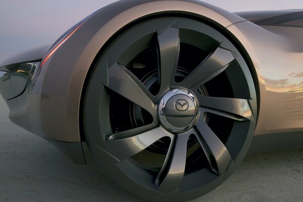 Mazda futuriste avec de grandes roues dans le désert