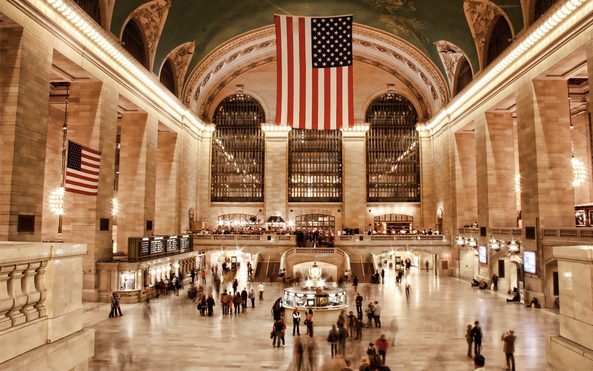 ville personnes drapeaux etats-unis gare