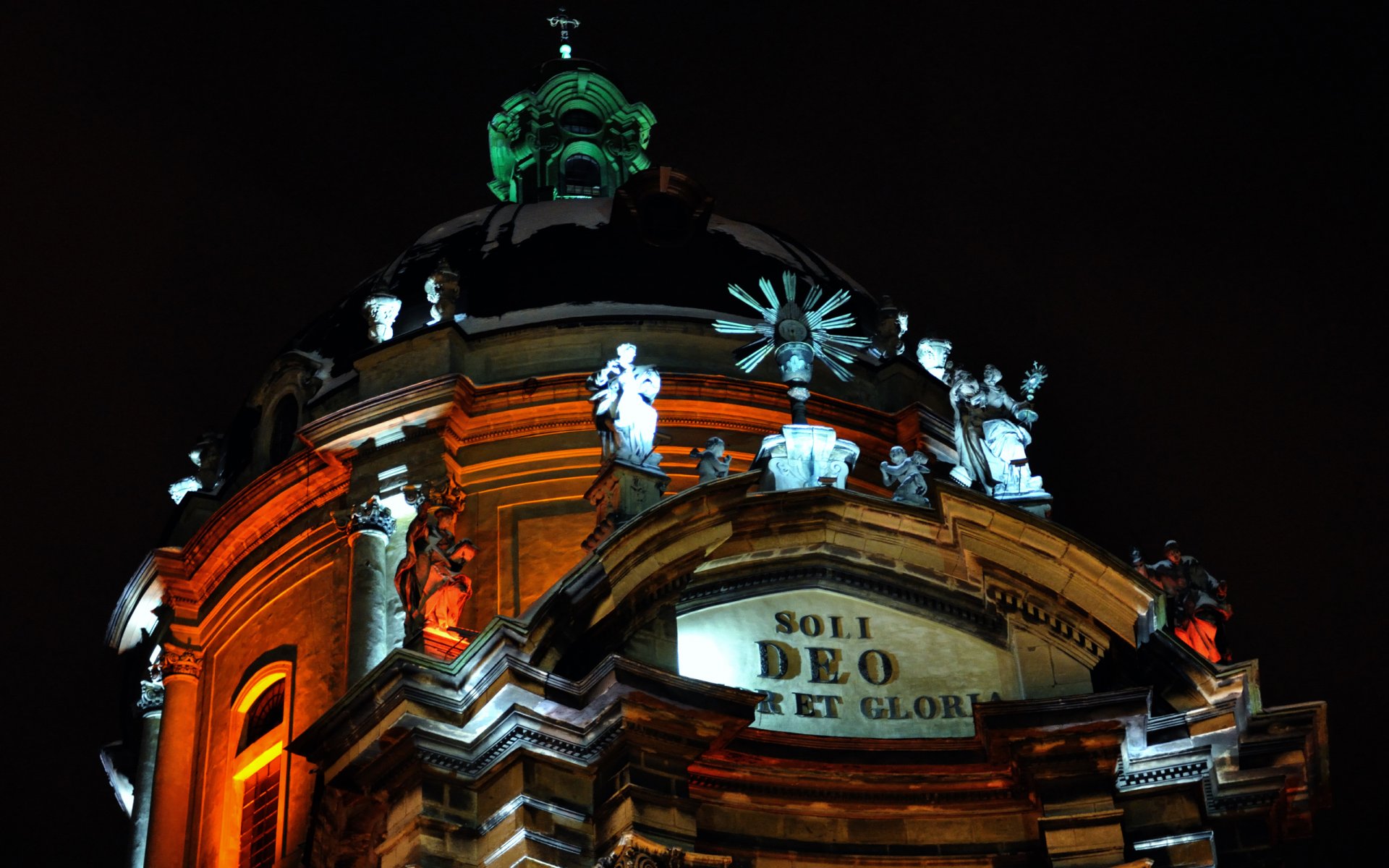 lviv noche iluminación invierno