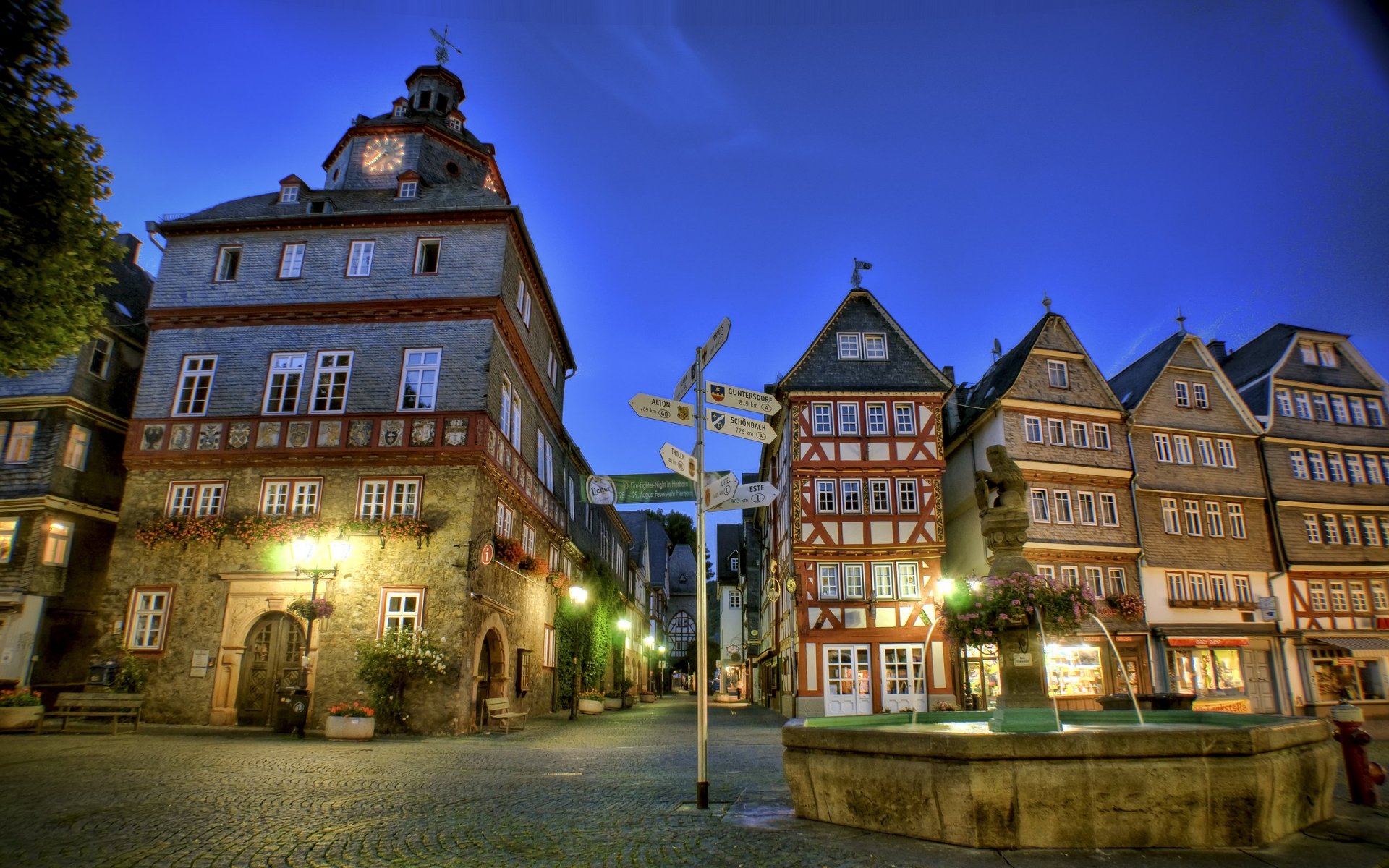 herborn rynek miejsce niemcy fontanna noc domy latarnie drogowskaz