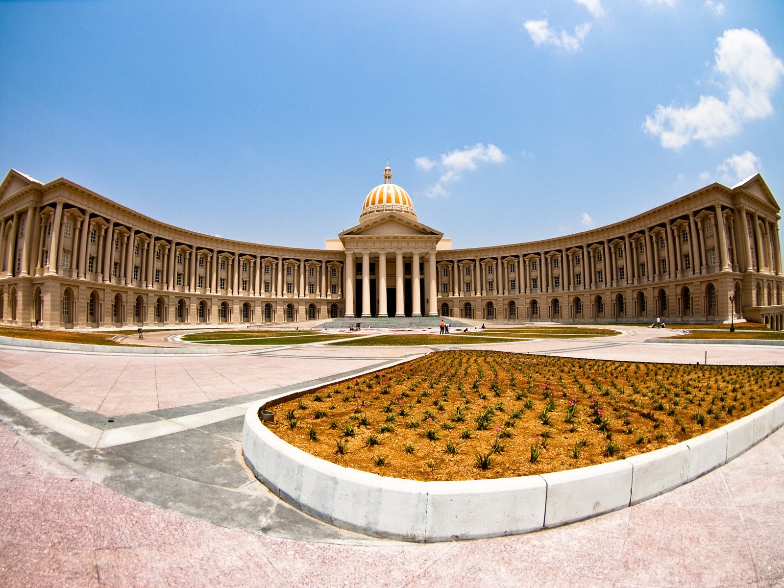 bâtiment dôme parterre de fleurs panorama