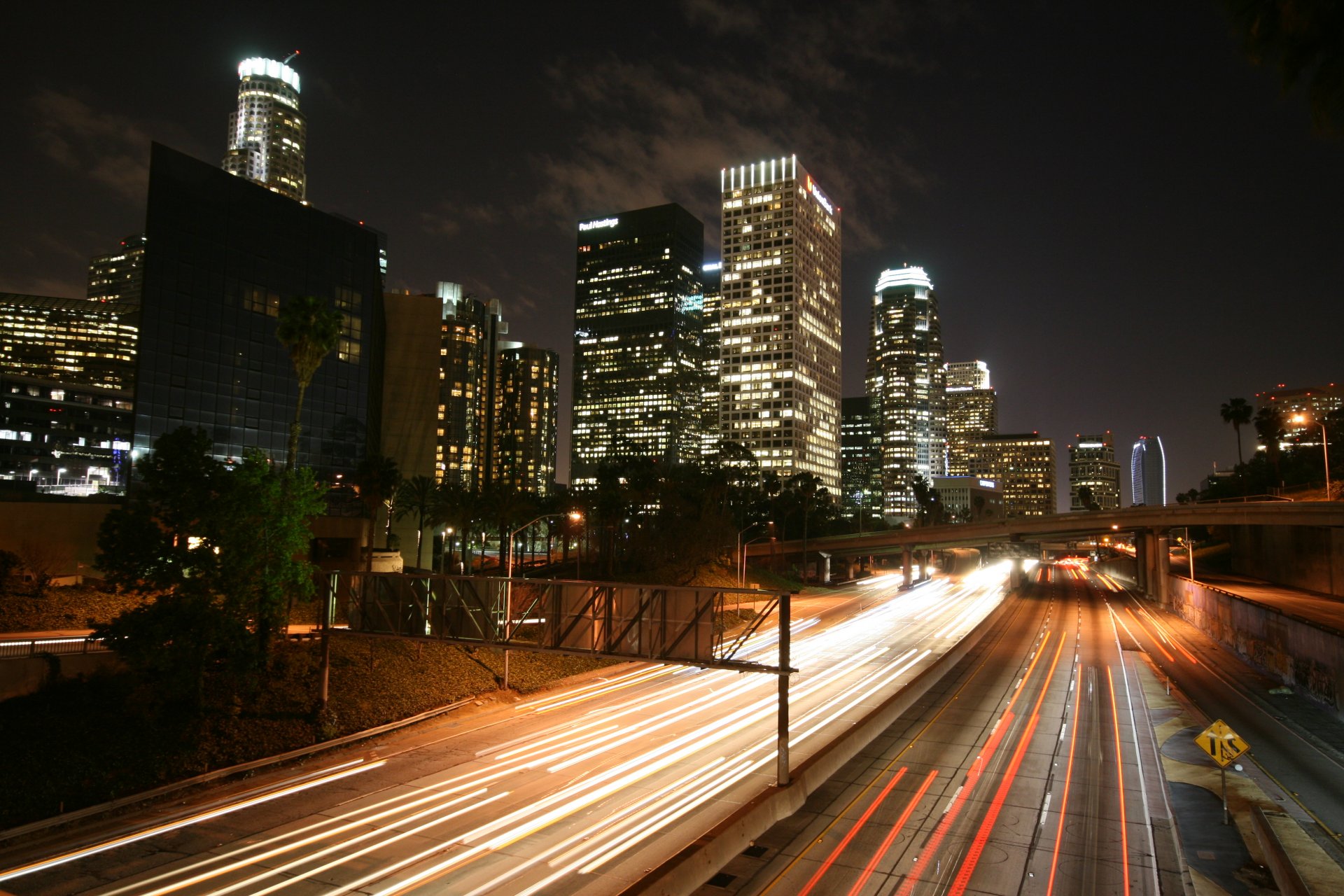 autostrada notte edifici