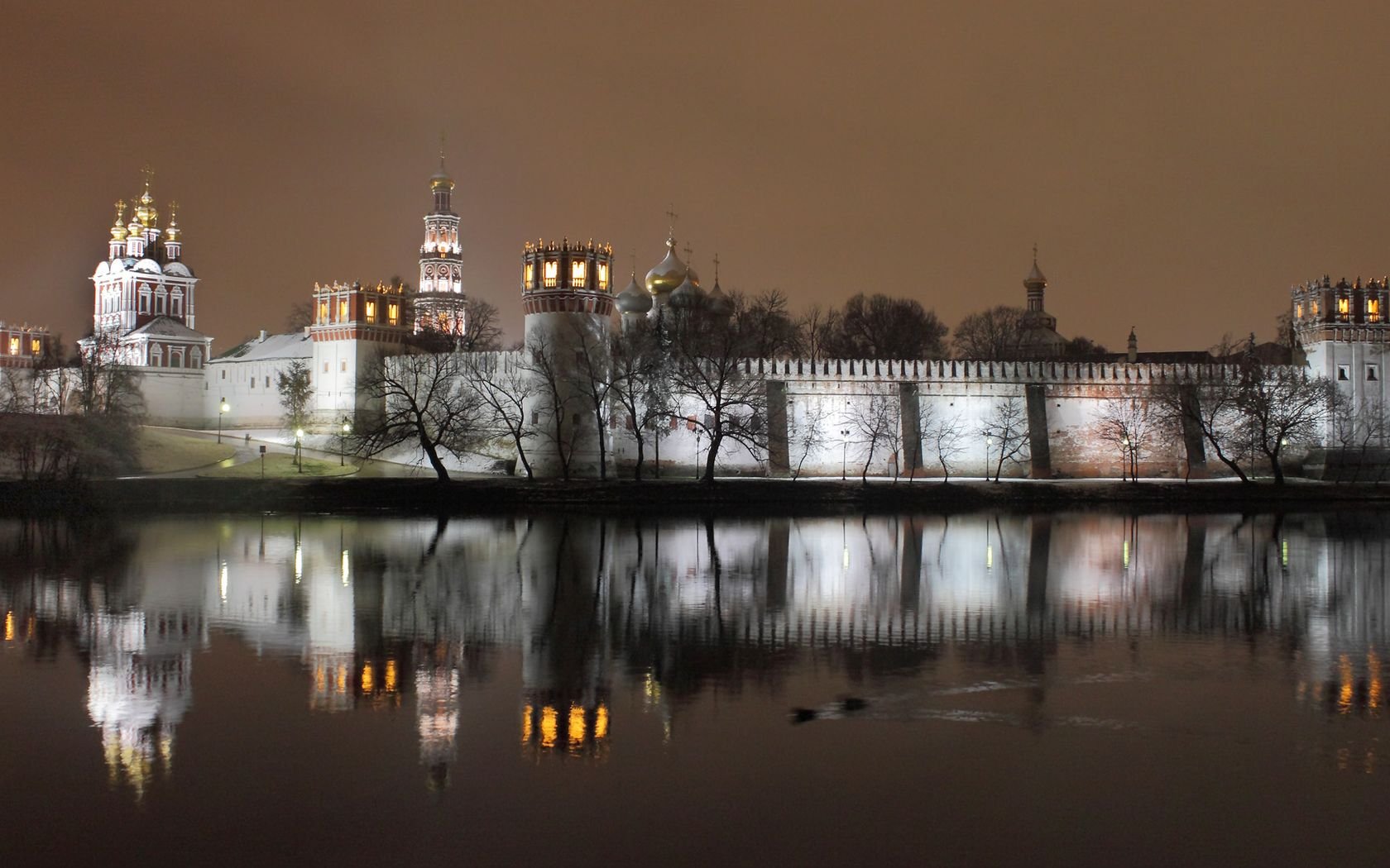 novodevichy monasterio noche