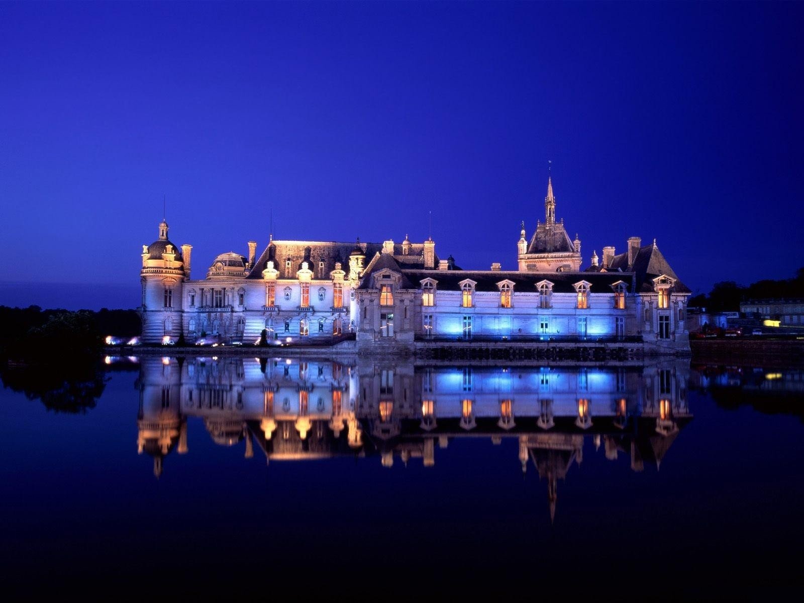 nacht schloss beleuchtung reflexion