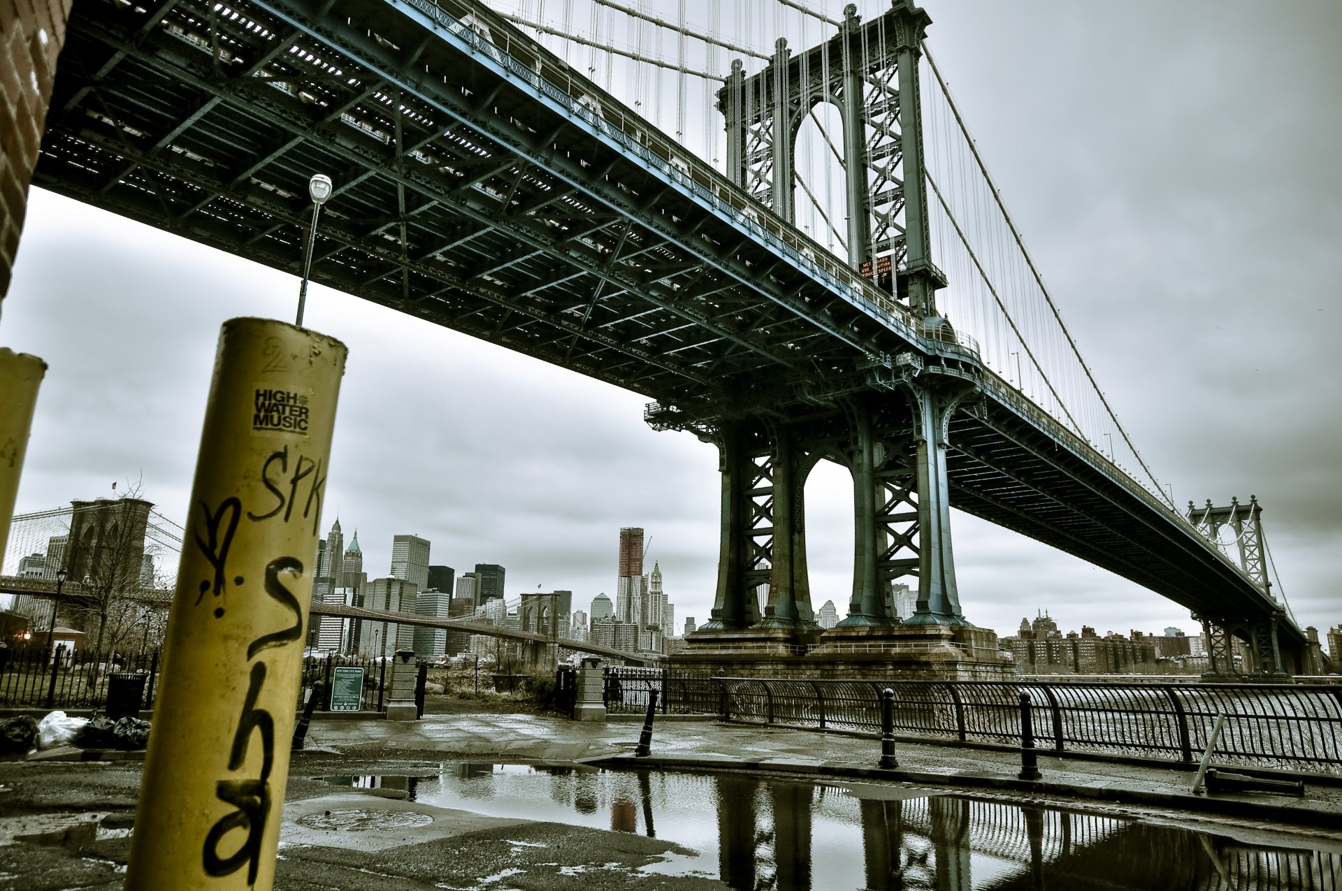 manhattan brücke gebäude fluss pfütze