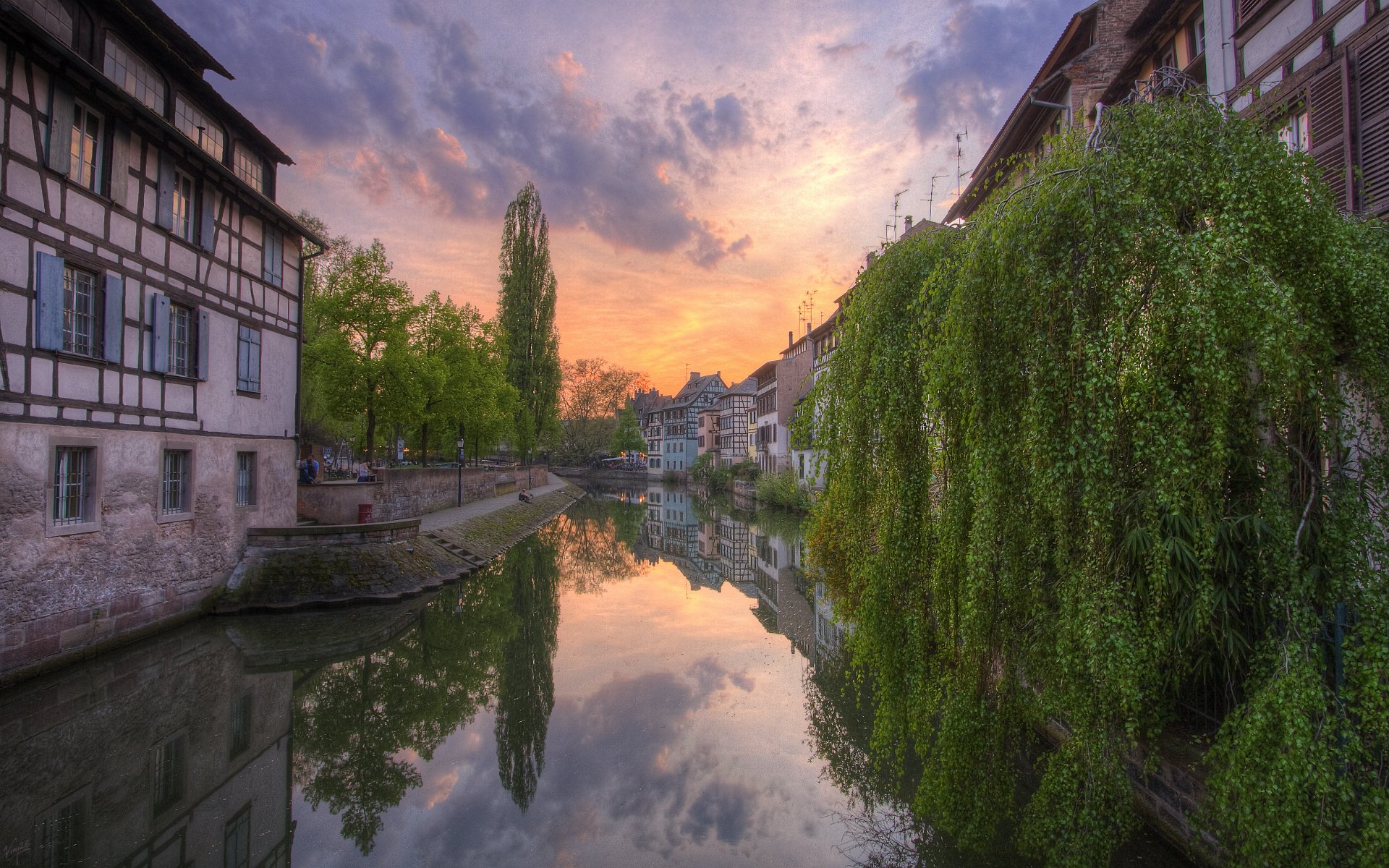 canal árboles casas nubes