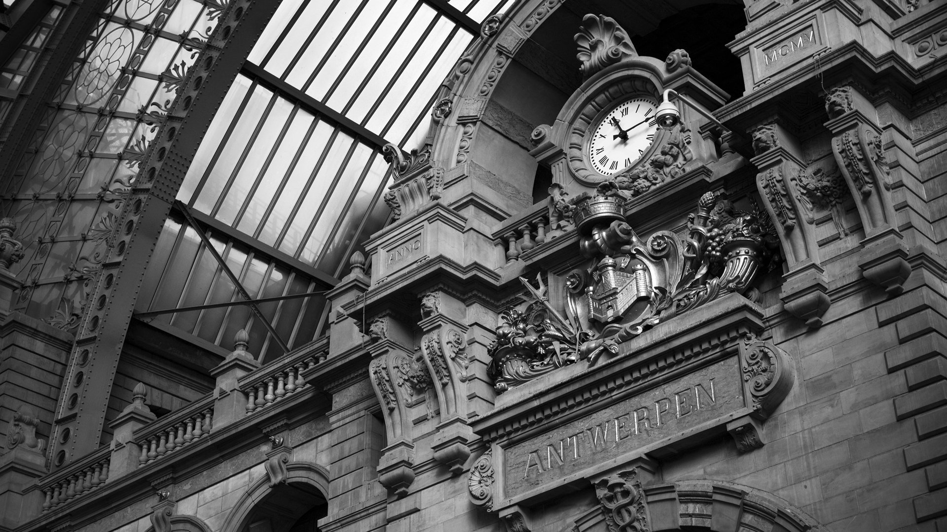 reloj estación blanco y negro