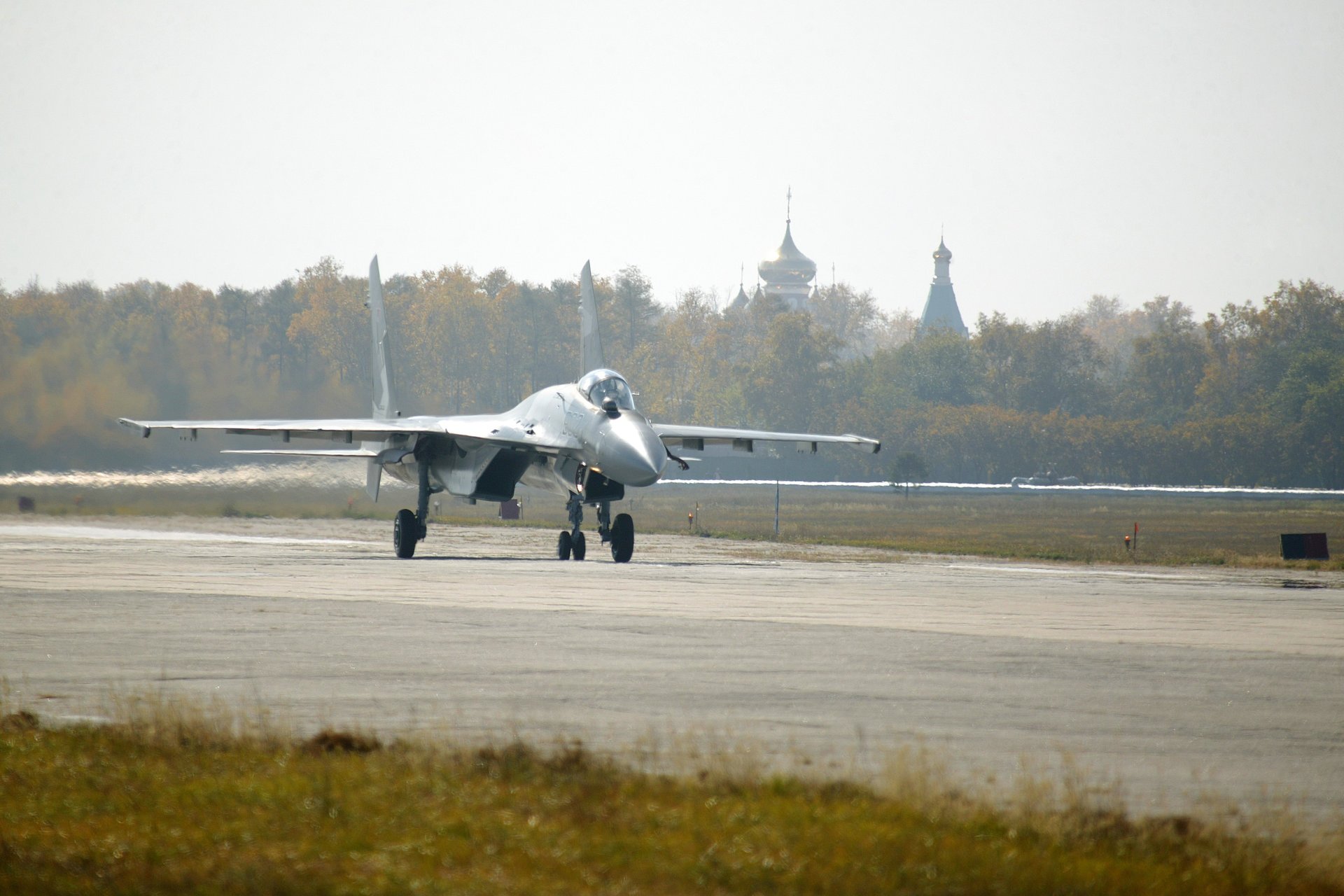 start herbst landebahn kirche su-35