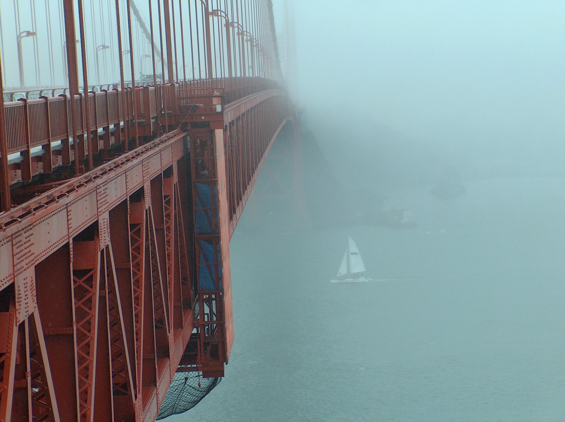 brücke nebel segelboot rot