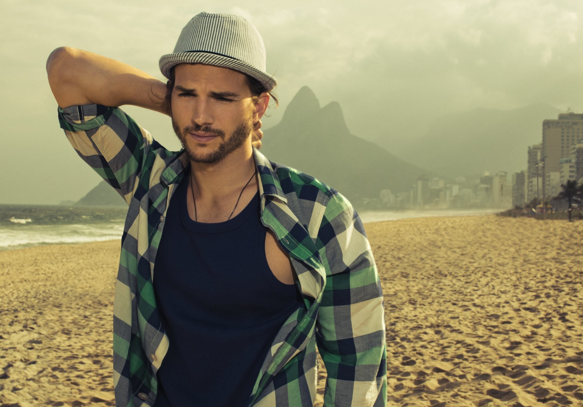 hombre sombrero kutcher publicidad