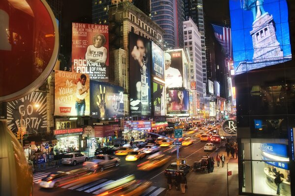 Sfocata New York Time Square notte con le macchine