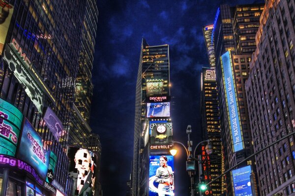 Publicité lumineuse dans la ville de nuit