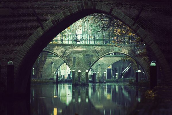 Blick auf die Brücke in der Reflexion des Flusses