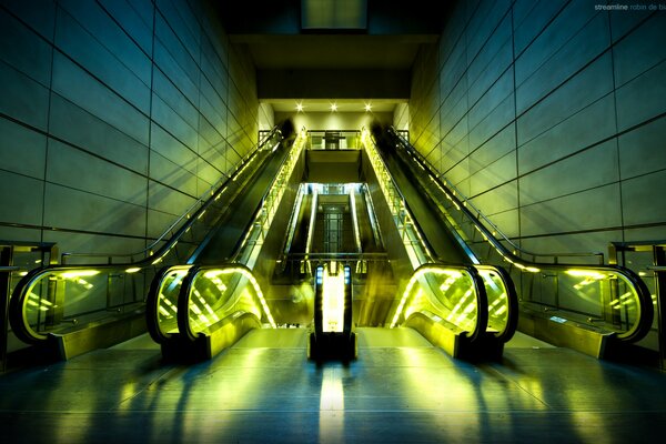 Éclairage verdâtre inhabituel d un escalator vidé