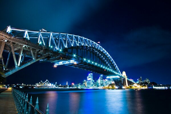 Puente nocturno sobre el río en las luces