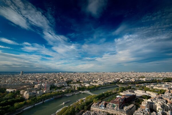 El cielo sobre París el fascinante cielo de la ciudad