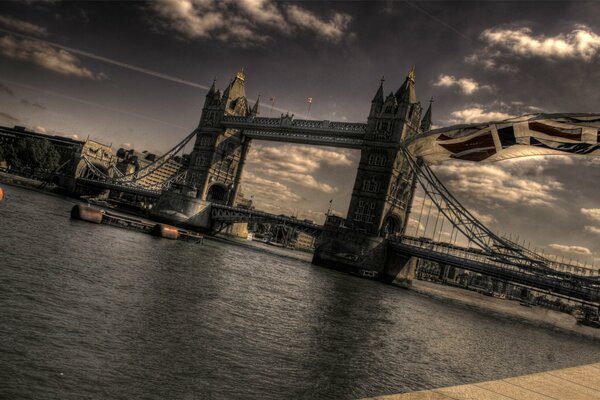 Bandera sobre el puente de Londres sobre el Támesis