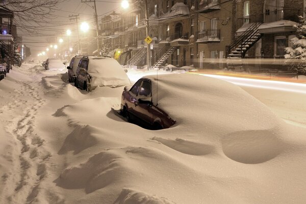 Voitures sous la neige belle nuit