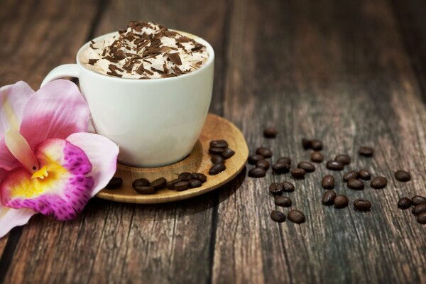 Capuchino de espuma y orquídea rosa