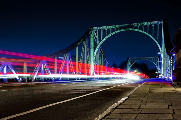 Iluminacja mostu nocą-brücke