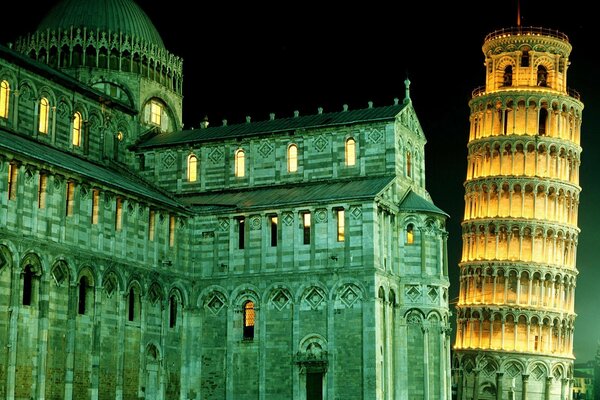 Increíble iluminación nocturna de la torre inclinada de Pisa y otros lugares de interés