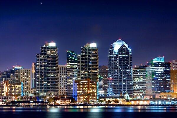 Luces de la noche en el centro de San Diego