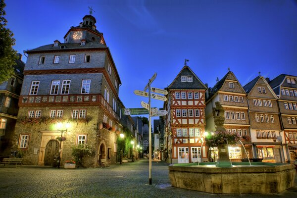 Deutsche Straße mit Hinweisschildern zum Brunnen