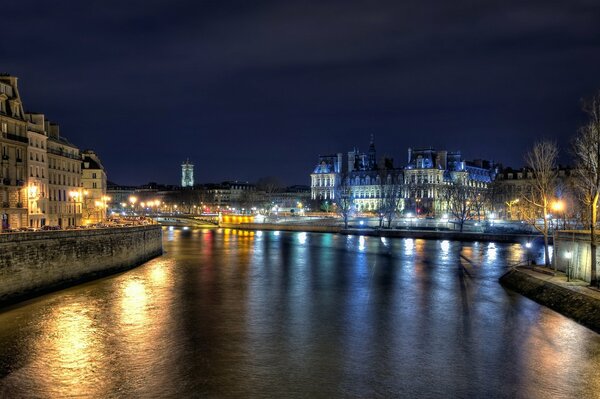 Lumières de la nuit au bord de la rivière à Paris en France