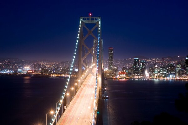 Pont sur le fond de la ville de nuit