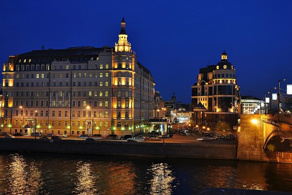 Luci brillanti ed edifici sul lungomare