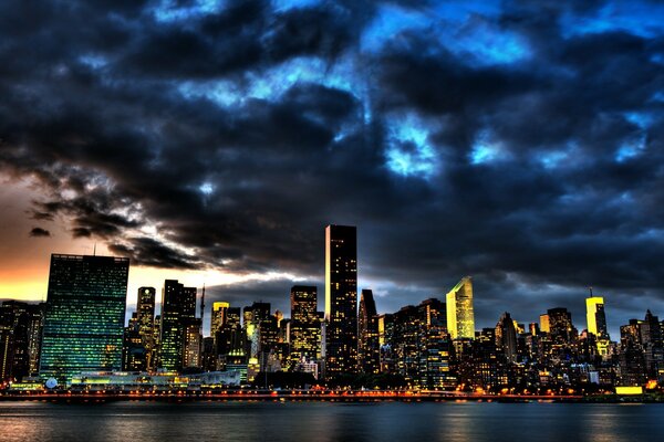 Nuages d orage sur les gratte-ciel dans la nuit