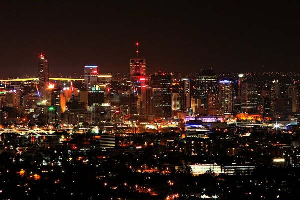 Vue sur les lumières de la ville de nuit depuis la hauteur d un gratte-ciel à plusieurs étages