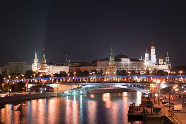 Vue nocturne de Moscou sur le Kremlin