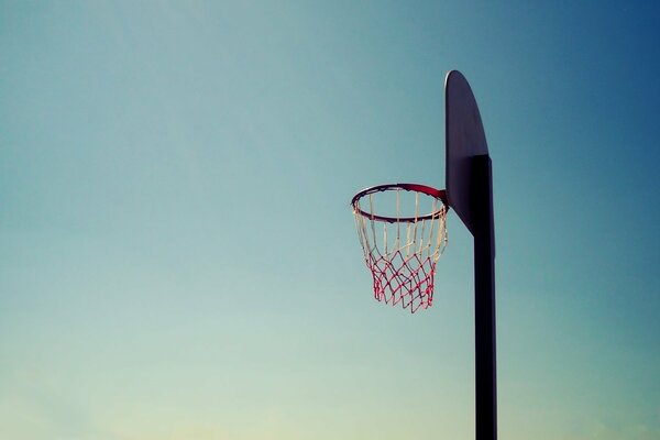 Basketballkorb auf Himmelshintergrund