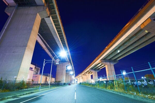 Route de nuit le long des ponts Japon