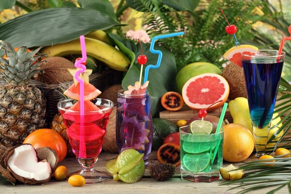 Una varietà di cocktail e frutta