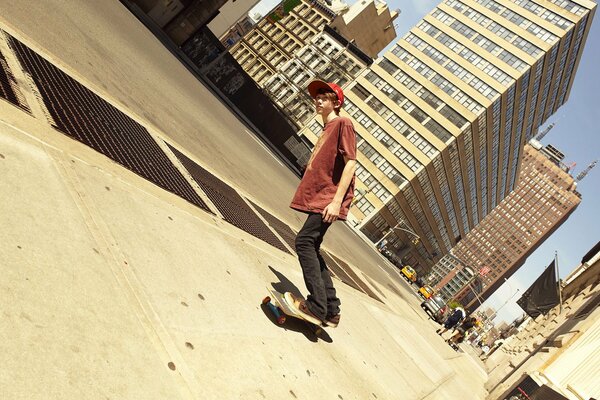 Créativité photo d un gars sur une planche à roulettes