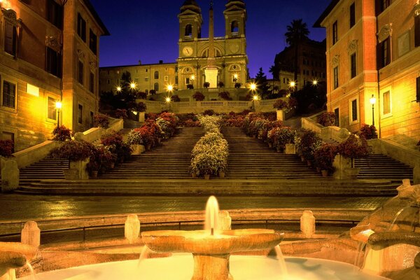 Lumières de la ville de nuit. Fontaine près de l église de Rome