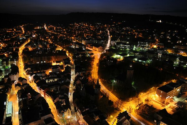 Luces de la ciudad nocturna con calles