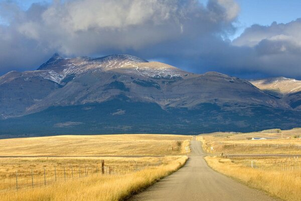 Carretera, montañas y campos de otoño